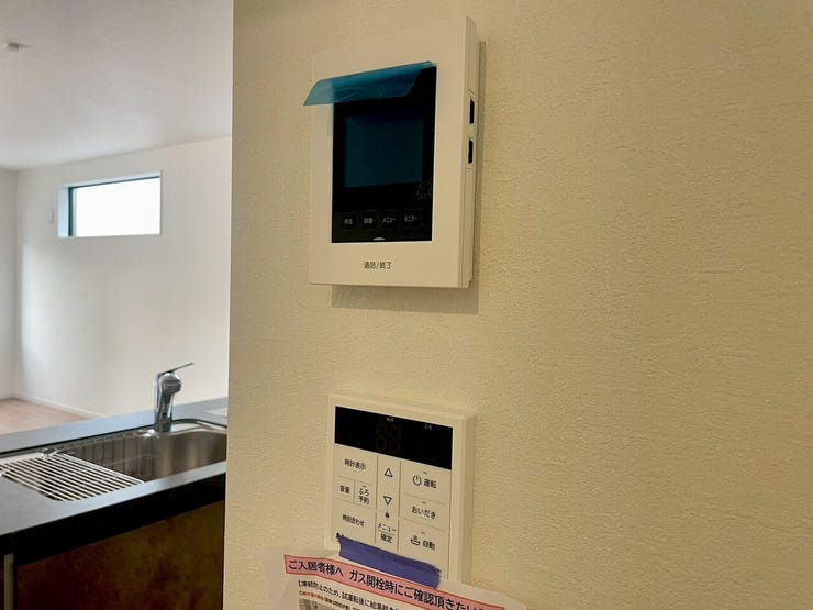 【Facilities】来訪者を確認できるモニター付きインターホンで、防犯面も安心です。
お湯の温度調整がラクな給湯器リモコン付き。追い焚き操作も簡単です。