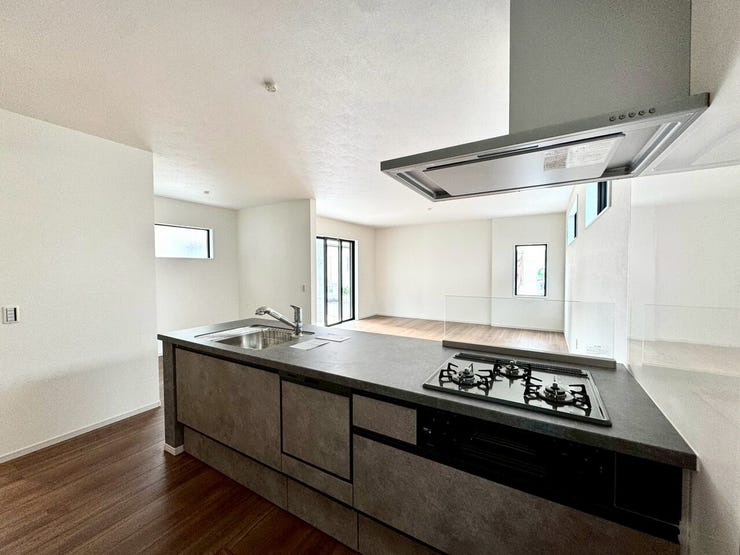 【kitchen】効率よく使える広々キッチン。収納力も高く、料理の時間がスムーズに。