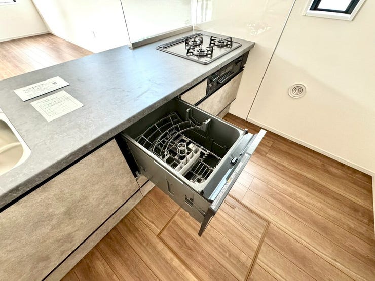 【kitchen】家事の時短に便利な食洗機付き。手洗い不要で毎日の負担を軽減します。