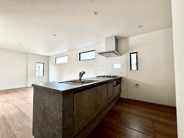 【kitchen】広めのキッチンは料理のしやすさを追求した設計。収納も豊富で作業がしやすい空間です。