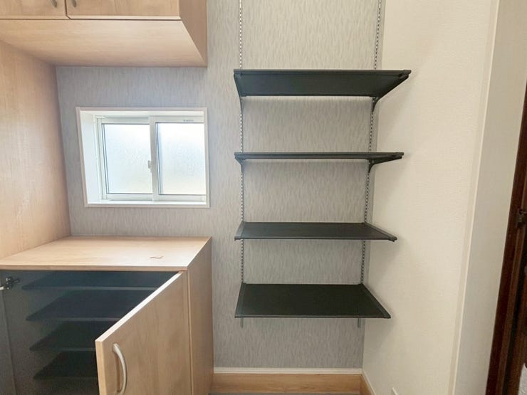 玄関収納です。
シューズボックスと可動棚がございます。