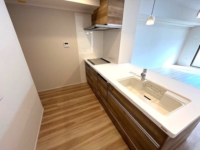 キッチンは新品交換済!人工大理石仕様で拭き掃除もしやすく、使い勝手良好です♪