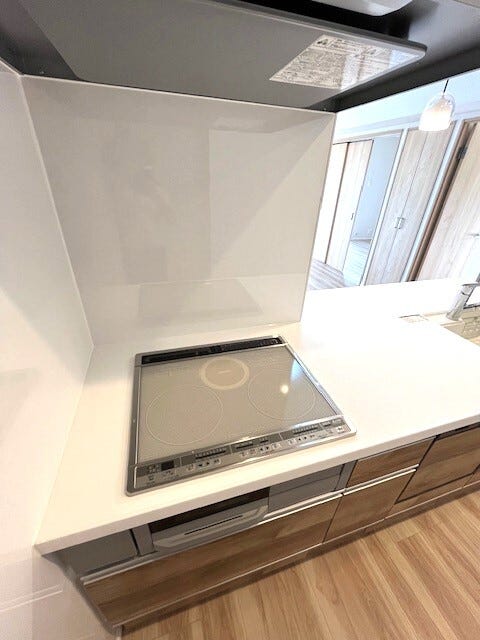火を使わない安心のIHクッキングヒーター!トッププレートの拭き掃除もしやすく、使い勝手も良好です♪