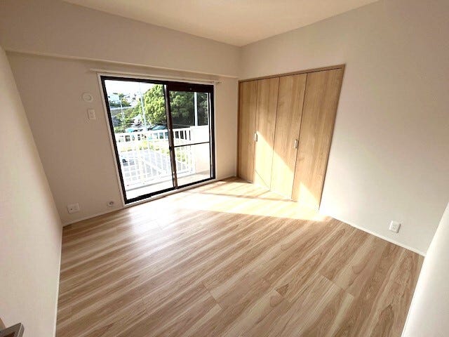 南側洋室約5.8帖。南に面しており、陽当り良好!バルコニーへの出入りも可能です♪