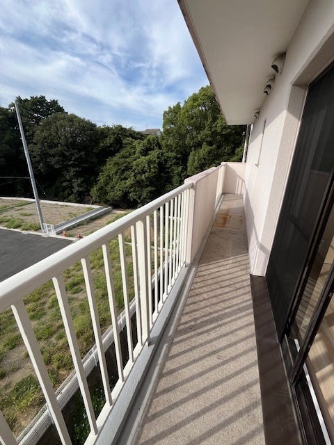 西側バルコニー写真。2面バルコニー付で開放感あるお部屋となります♪