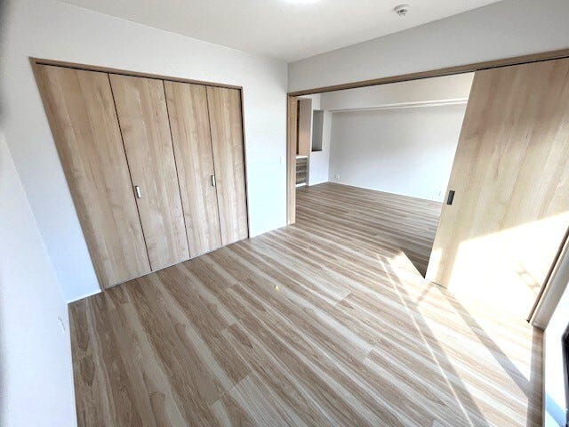 リビングと繋がる約6帖の洋室。収納スペース付付いております♪