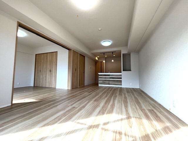 約15.5帖の開放的なリビングスペース!リフォームを実施しており、室内きれいになっております♪