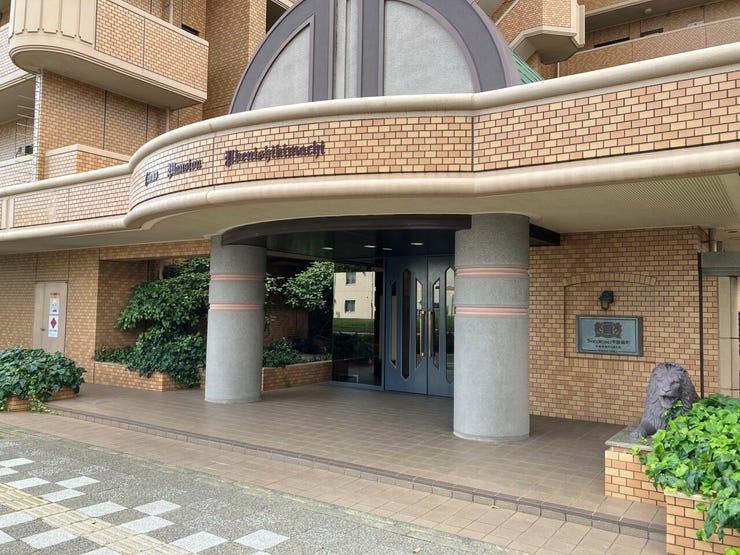 前面道路も広々としたエントランスです♪