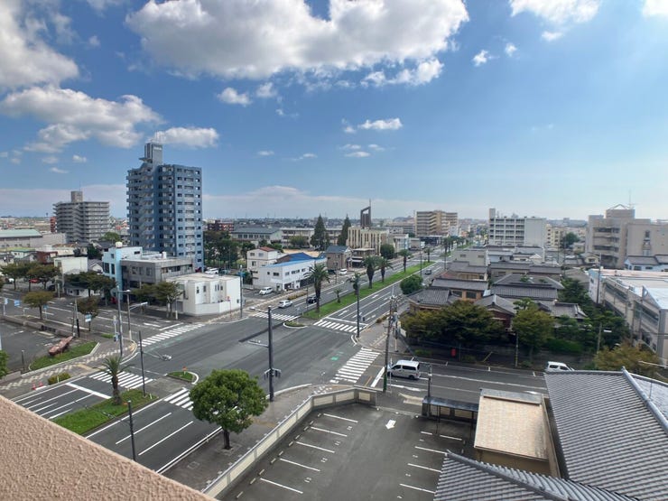 近くの見初小学校がバルコニーから見えます