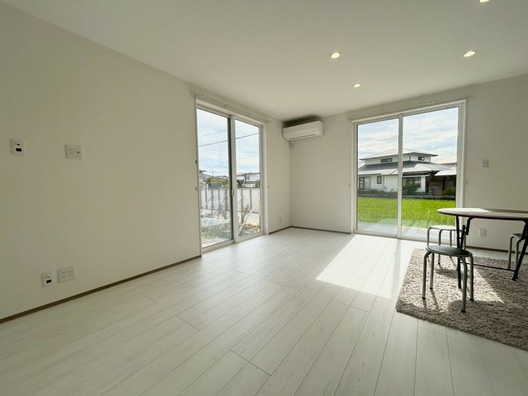 大きな窓から光がたっぷり!日中は電気いらずで過ごせそう。