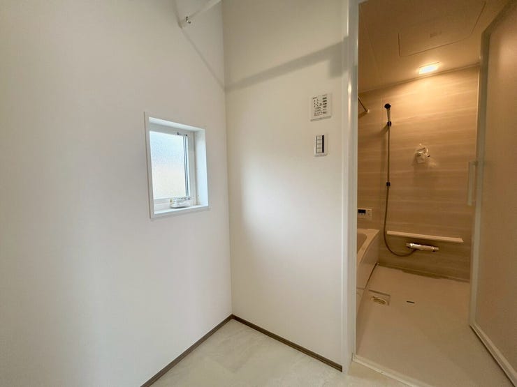 洗濯機置き場も余裕をもって確保できそうです。窓から自然光が差し込み、朝の身支度も快適に!