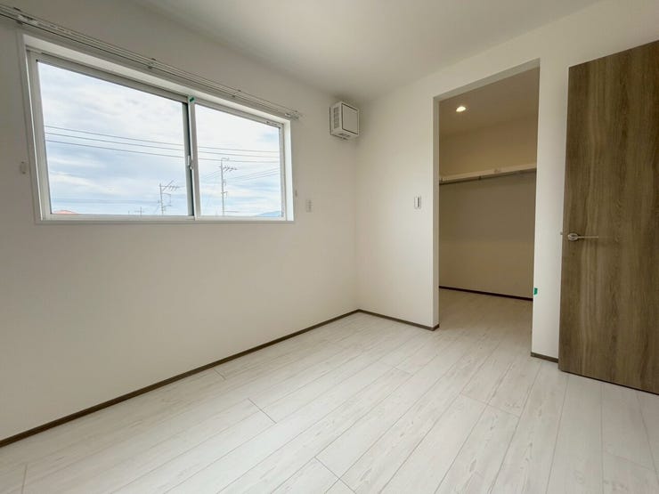 白と木目のコントラストが美しい内装デザイン!