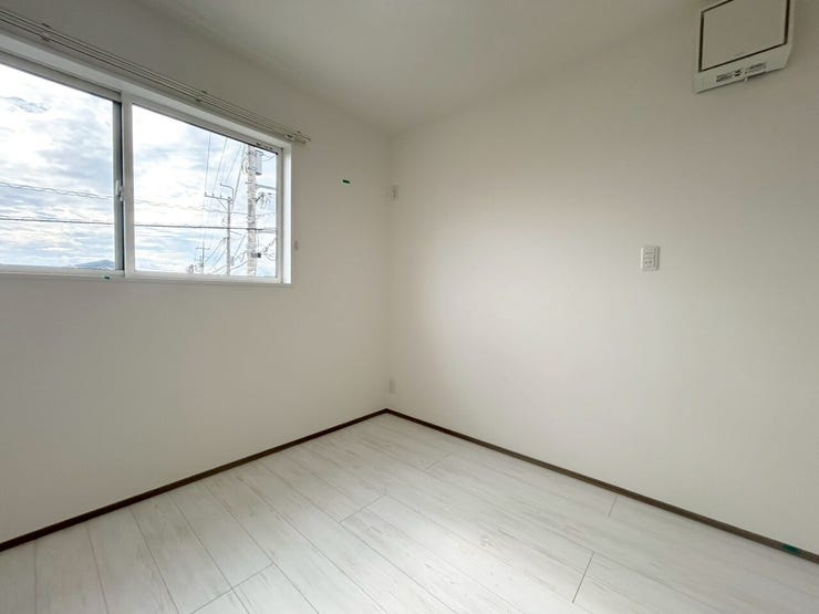 白いフローリングで空間がより広く感じられますね。