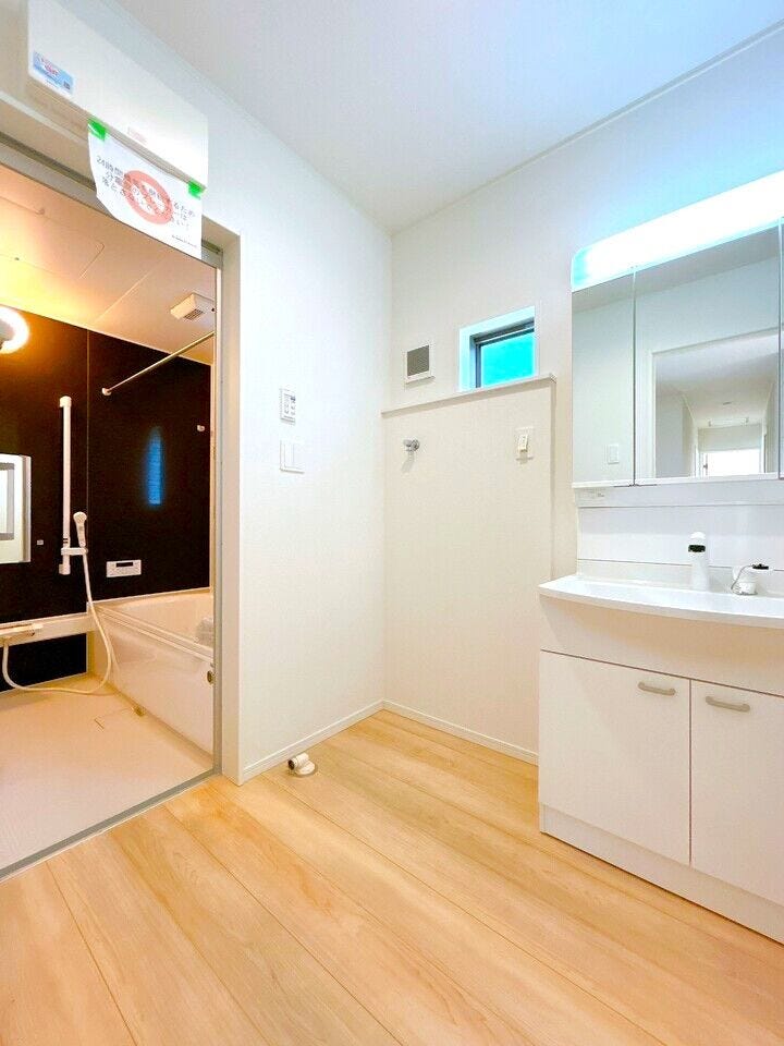 洗面所に窓があることで換気がしやすく、日中は照明がなくても十分な明るさを確保できます!