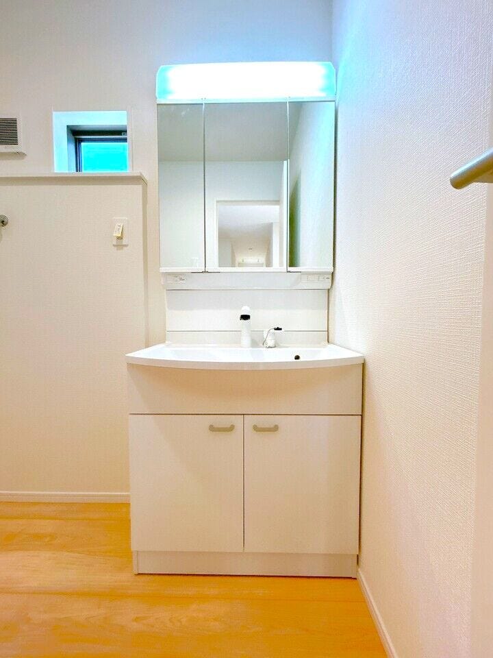 三面鏡付き洗面台は合わせ鏡ができるので、後ろの髪型までチェックできます♪