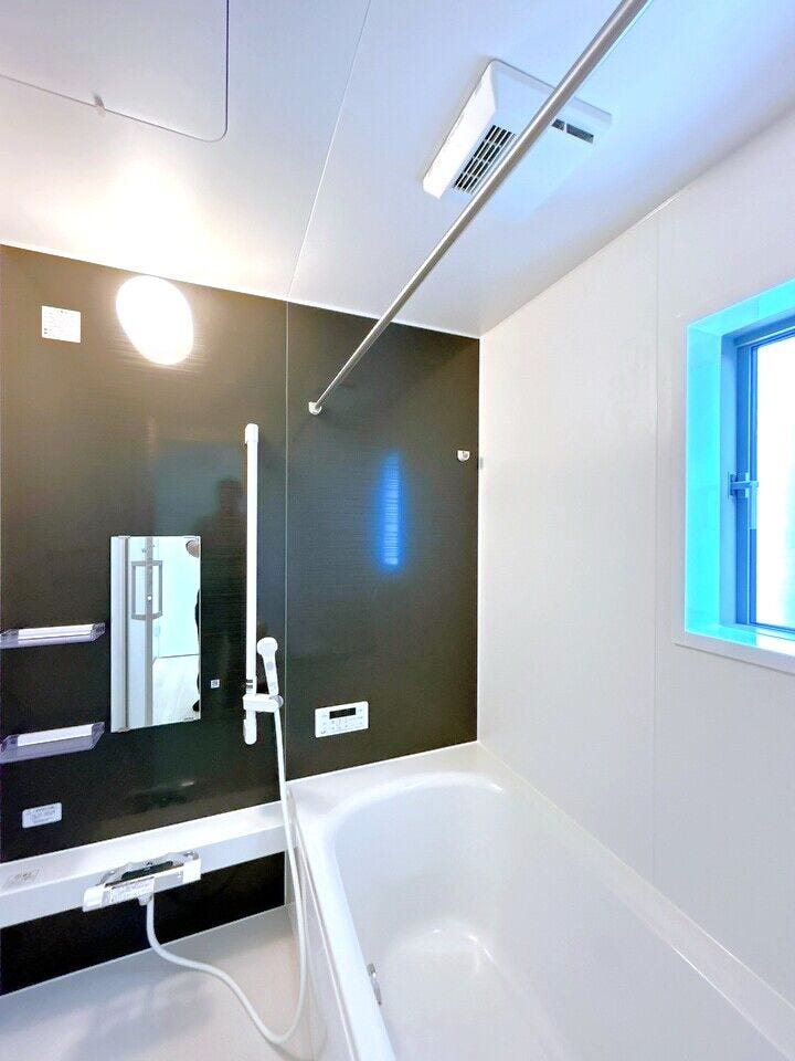 浴室に物干し竿があるため室内で洗濯物を干すことができ、 雨の日や寒い季節など、外に干すことが難しい場合に重宝します。