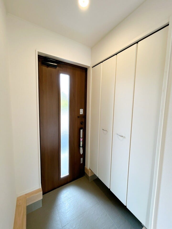 ガラス付きの玄関ドアはガラス部分から自然光が入るため、玄関が明るくなり、日中は照明を使わずに済むこともあります。