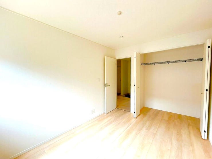 約6帖の洋室は部屋の広さが適度なため、家具の配置やインテリアデザインがしやすく、狭すぎず広すぎない居心地の良い空間を作れます。