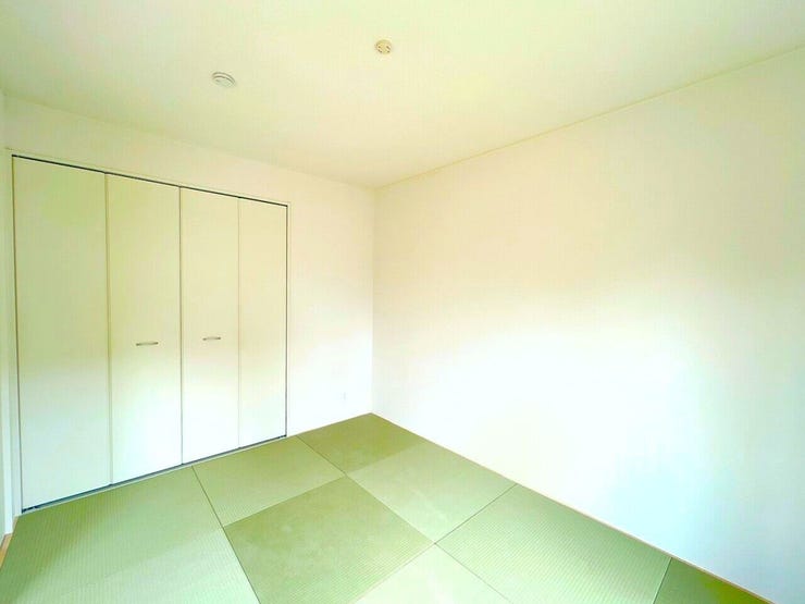 和室は畳の柔らかな感触や木の香りが心地よく、リラックスできる空間を作り出します。