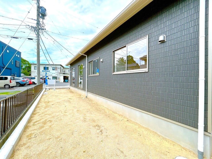 子ども用の簡易プールや、ペットが遊べる小さな砂場を設けるなど、家族が楽しめるスペースに♪