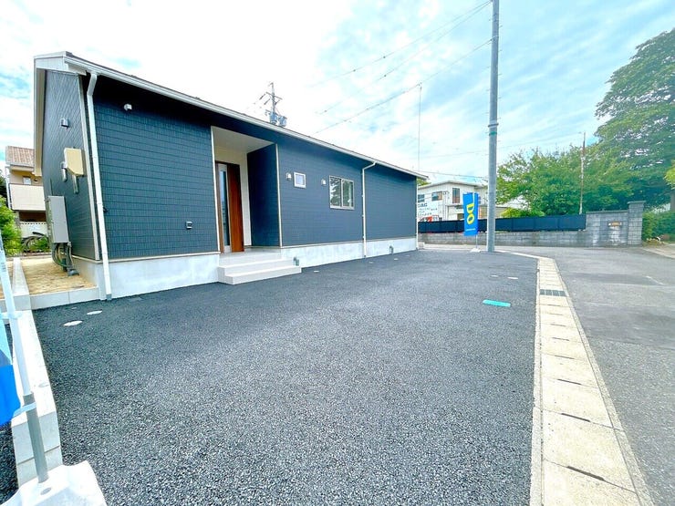 駐車場が広く、3台がそれぞれ独立して駐車できるため、他の車を移動する必要がありません。家族や来客が別々の車を利用しても便利です。