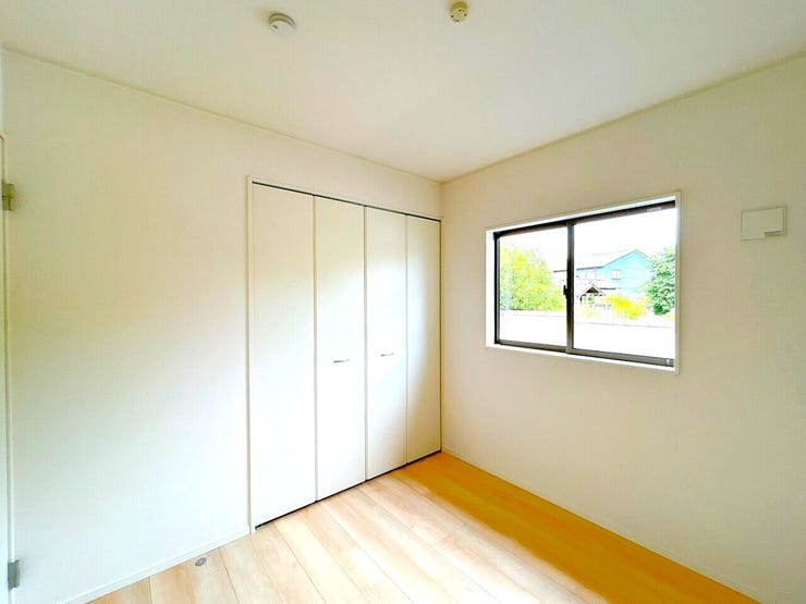 4.5帖の洋室はコンパクトなデスクとチェアを置いて、自宅での作業や勉強のための集中スペースにもなります。