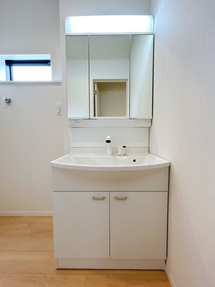 三面鏡付き洗面台は合わせ鏡ができるので、後ろの髪型までチェックできます♪