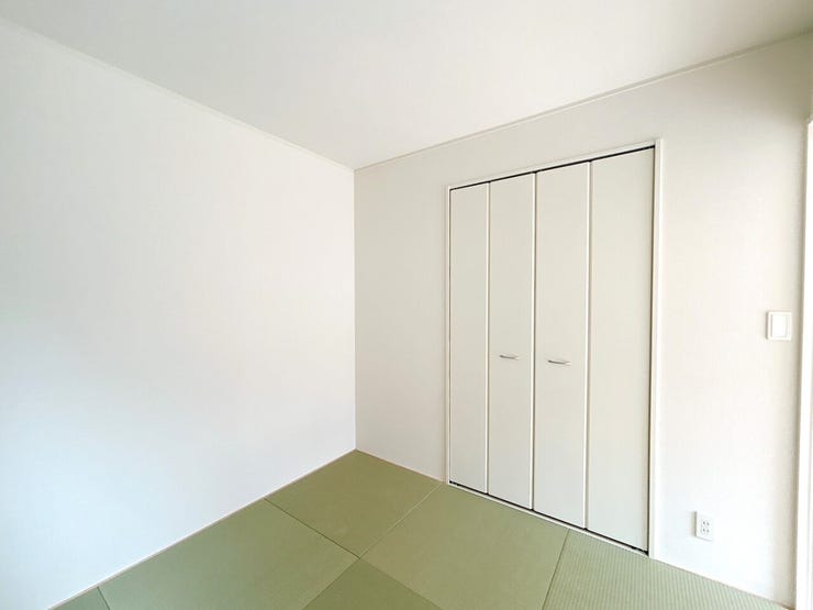 和室は畳の柔らかな感触や木の香りが心地よく、リラックスできる空間を作り出します。