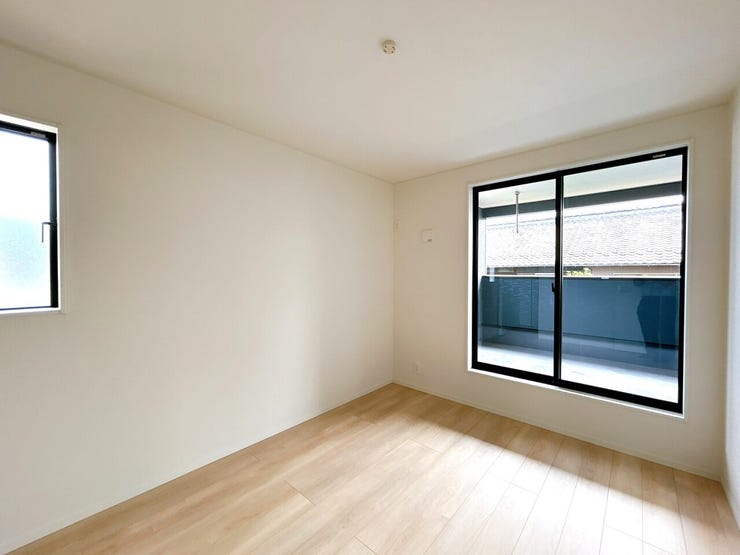 約6帖の洋室は部屋の広さが適度なため、家具の配置やインテリアデザインがしやすく、狭すぎず広すぎない居心地の良い空間を作れます。