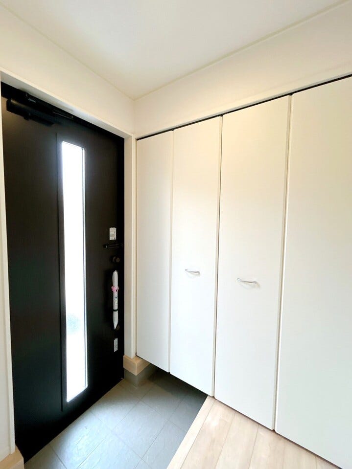 ガラス付きの玄関ドアはガラス部分から自然光が入るため、玄関が明るくなり、日中は照明を使わずに済むこともあります。