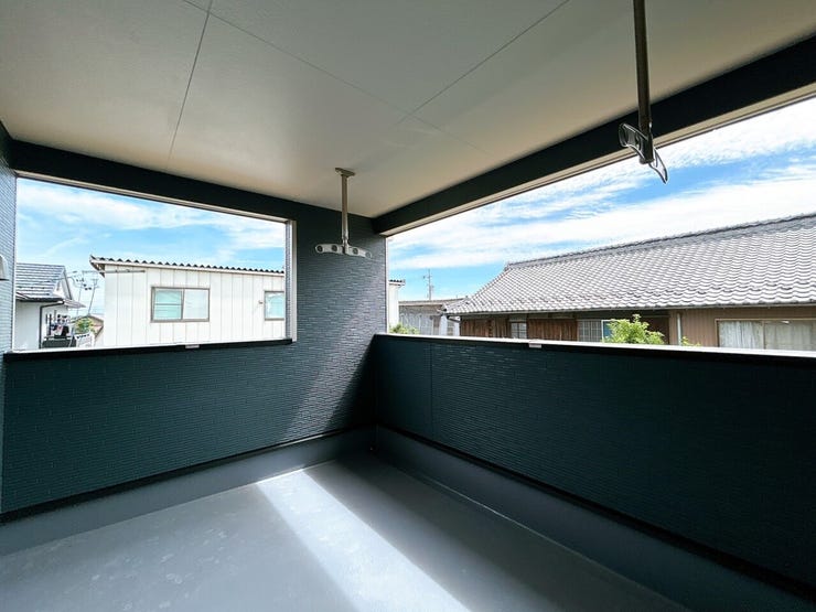 インナーバルコニーは雨や風、直射日光を防ぐ構造になっているため、洗濯物を干す場合でも安心して使用できます。