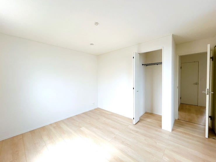 約8帖の洋室はダブルベッドやクイーンサイズベッドを置いても余裕があり、快適な寝室として利用可能です。