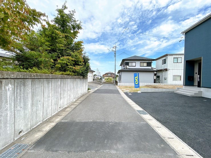 車がスピードを出しにくいため、交通事故のリスクが低減されます。歩行者や自転車が安全に通行しやすい環境です。