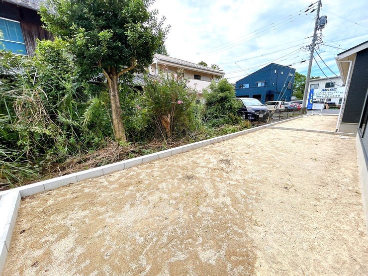 子ども用の簡易プールや、ペットが遊べる小さな砂場を設けるなど、家族が楽しめるスペースに♪