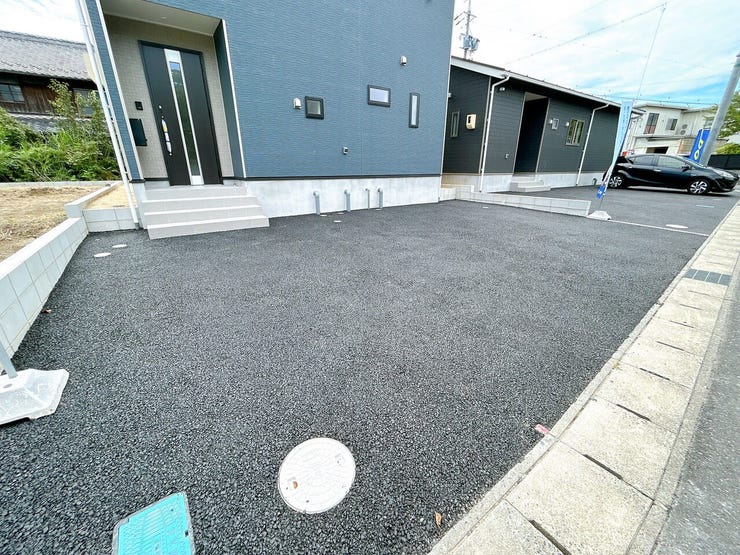 3台がそれぞれ独立して駐車できるため、他の車を移動する必要がありません。家族や来客が別々の車を利用しても便利です。