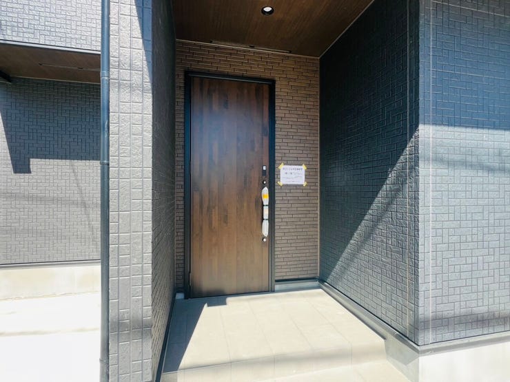 窓付きの玄関で採光も良好。明るく開放感のある空間が、毎日の帰宅を心地よく迎えてくれます。
シューズボックスを搭載。家族全員の靴をすっきり収納でき、玄関まわりをきれいに保てます。