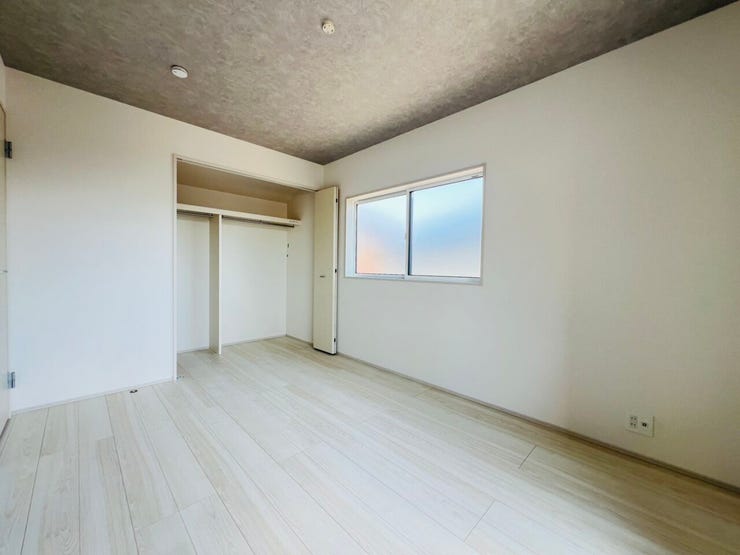 明るい光が差し込み、窓を開けるだけで空気の通り道ができるので空気の入れ替えがしやすく、快適に過ごしやすいでしょう♪