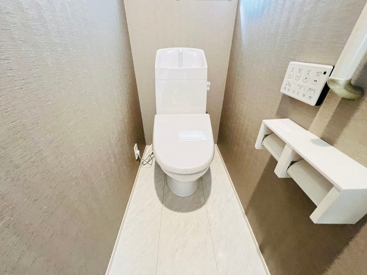 窓があることで、自然光が差し込み、明るく清潔感のある空間に。換気もしやすく、湿気やニオイがこもりにくいため、毎日快適に使えるのが嬉しいポイントです。プライバシーを守りつつ、心地よさを感じられる設計