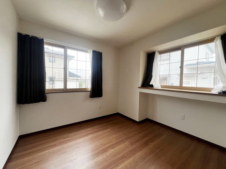 室内(2025年10月)撮影
◎本日案内可能◎
二方角に窓が設けられているため、窓を開けると空気の通り道ができて風通しが良く換気がしやすいです♪