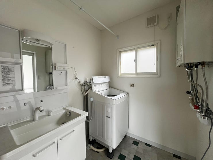 室内(2025年10月)撮影
◎本日案内可能◎
洗面所は2階にあるため、洗濯後は階段で移動することなくサンルームに干せて便利です◎