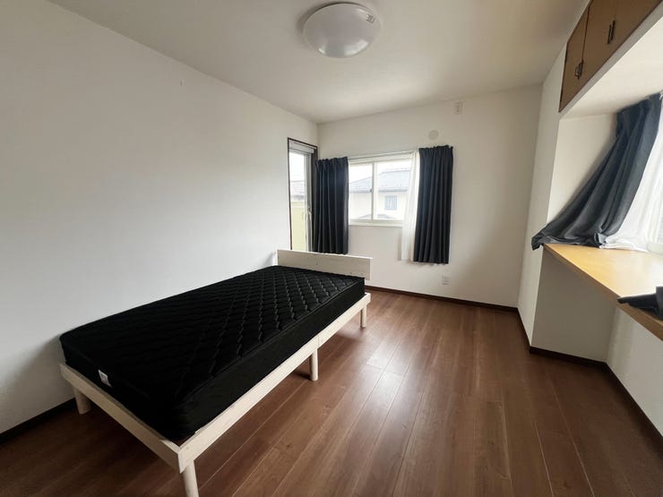 室内(2025年10月)撮影
◎本日案内可能◎
出窓部分は写真やお花を置いたりディスプレイスペースとしても活用できます◎