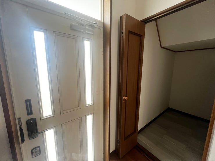 室内(2025年10月)撮影
◎本日案内可能◎
空間を有効活用した階段下収納です!掃除用具や季節物の家電もたっぷり収納できます◎