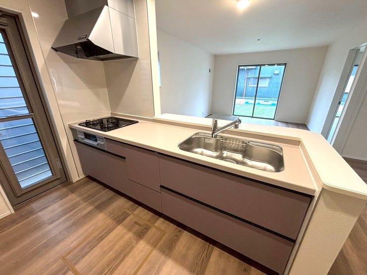 システムキッチンは調理に必要な道具を最小限の動きで取り出せるよう、使い勝手も工夫されており、収納力と収納のしやすさを同時に備えています!