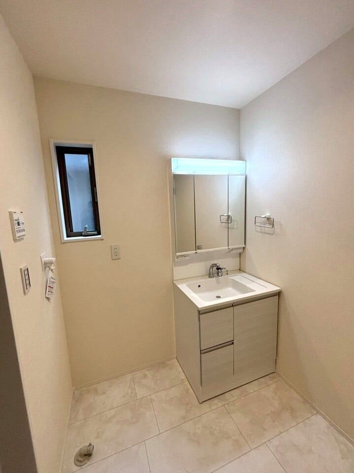 洗面所に窓があることで換気がしやすく、日中は照明がなくても十分な明るさを確保できます!