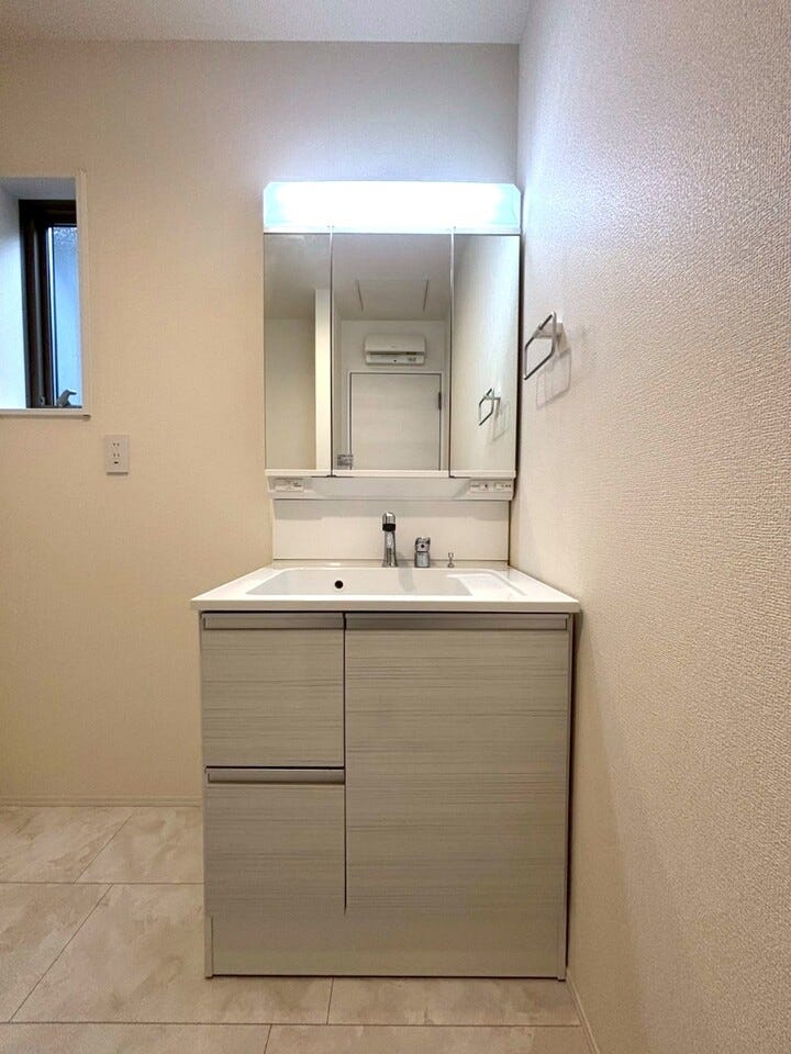 三面鏡付き洗面台は合わせ鏡ができるので、後ろの髪型までチェックできます♪