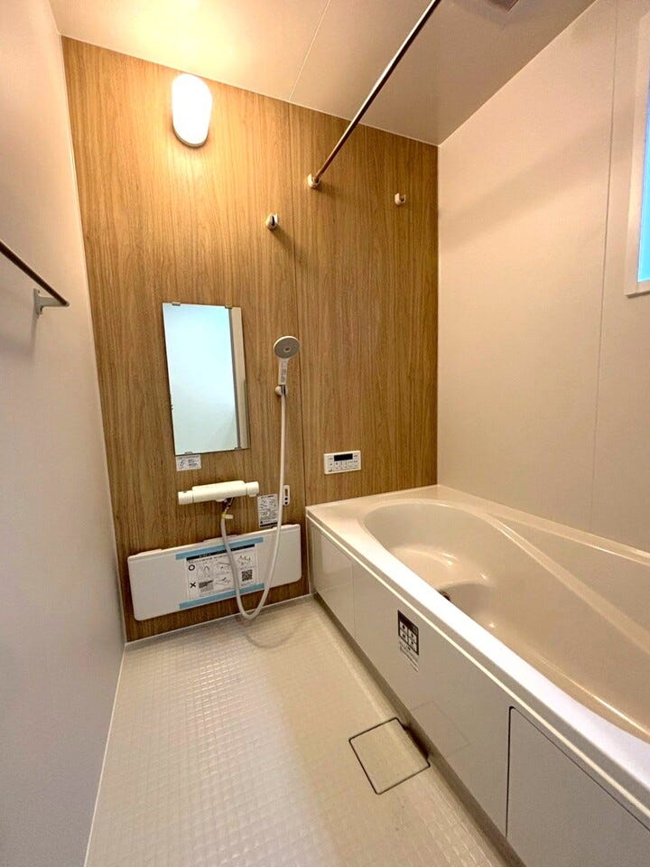 浴室に物干し竿があるため室内で洗濯物を干すことができ、 雨の日や寒い季節など、外に干すことが難しい場合に重宝します。