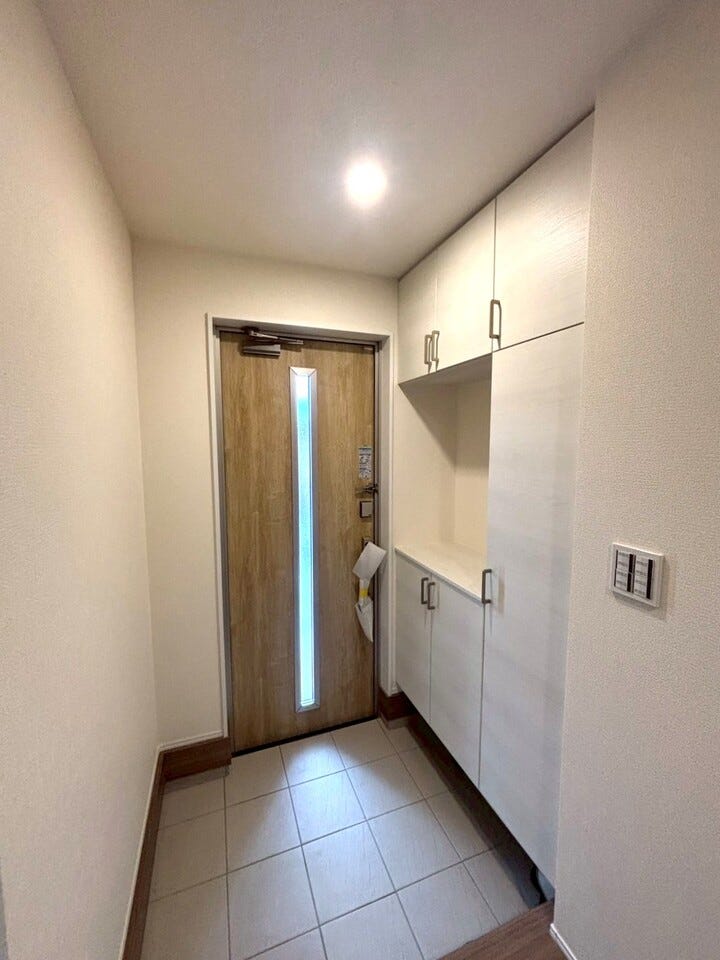 ガラス付きの玄関ドアはガラス部分から自然光が入るため、玄関が明るくなり、日中は照明を使わずに済むこともあります。