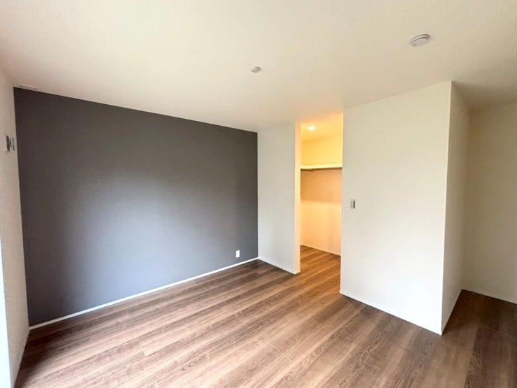 アクセントクロスがフォーカルポイントとなりおしゃれな印象の洋室になっています♪