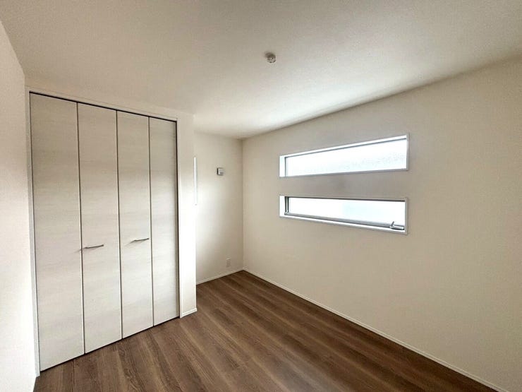 2つの窓がアクセントになっておしゃれな印象の洋室です。