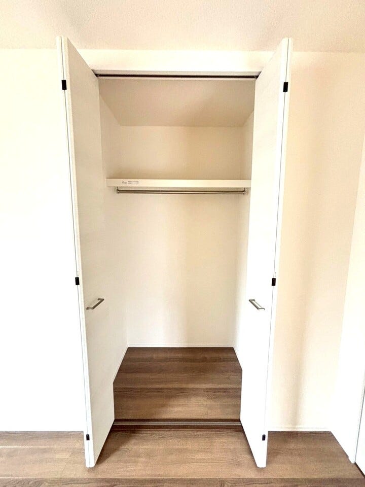 扉付きのクローゼットは中を隠せるため、生活感を抑えた洗練された印象を保ちやすいです。